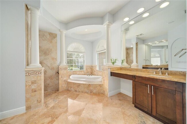 Building Photo - 2333 Pinehurst Ct