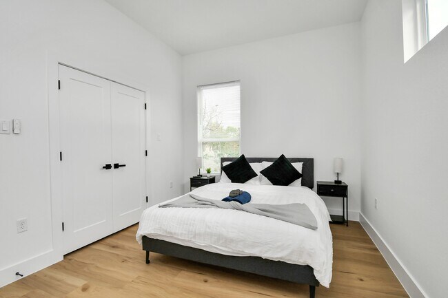 Building Photo - 7129 Sidney St