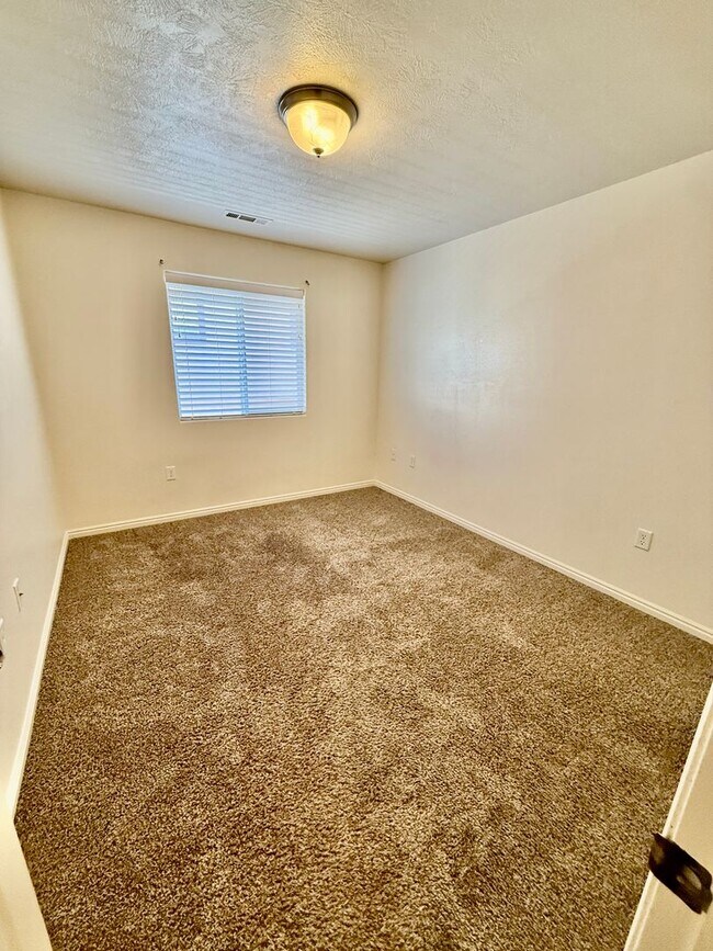 Building Photo - Pet-Friendly Three Bedroom Townhome in Woodbridge