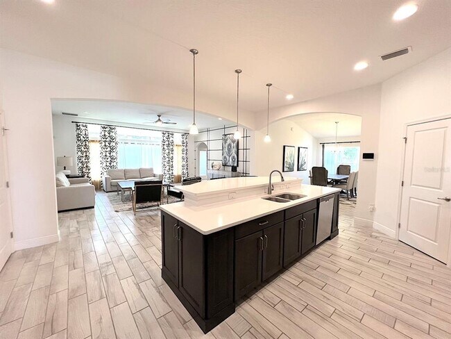 Building Photo - 24 E Diamond Dr
