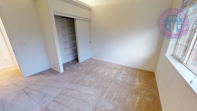 Building Photo - Updated Townhome with Detached Garage! Close to Shops & Restaurants