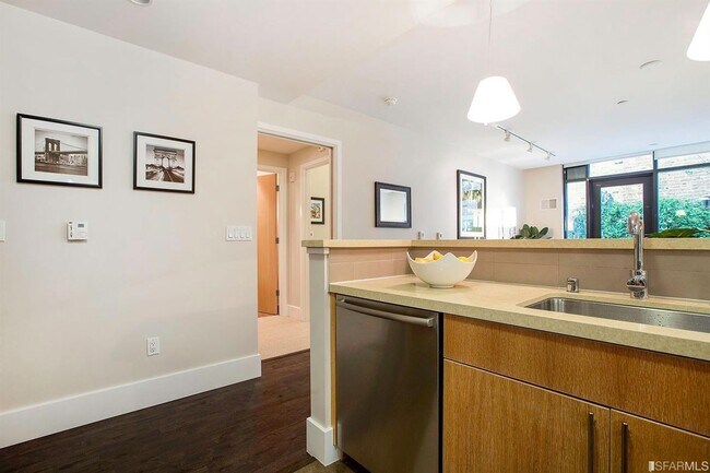 Building Photo - Spacious Centrally Located 1 bed + Den/ 1....