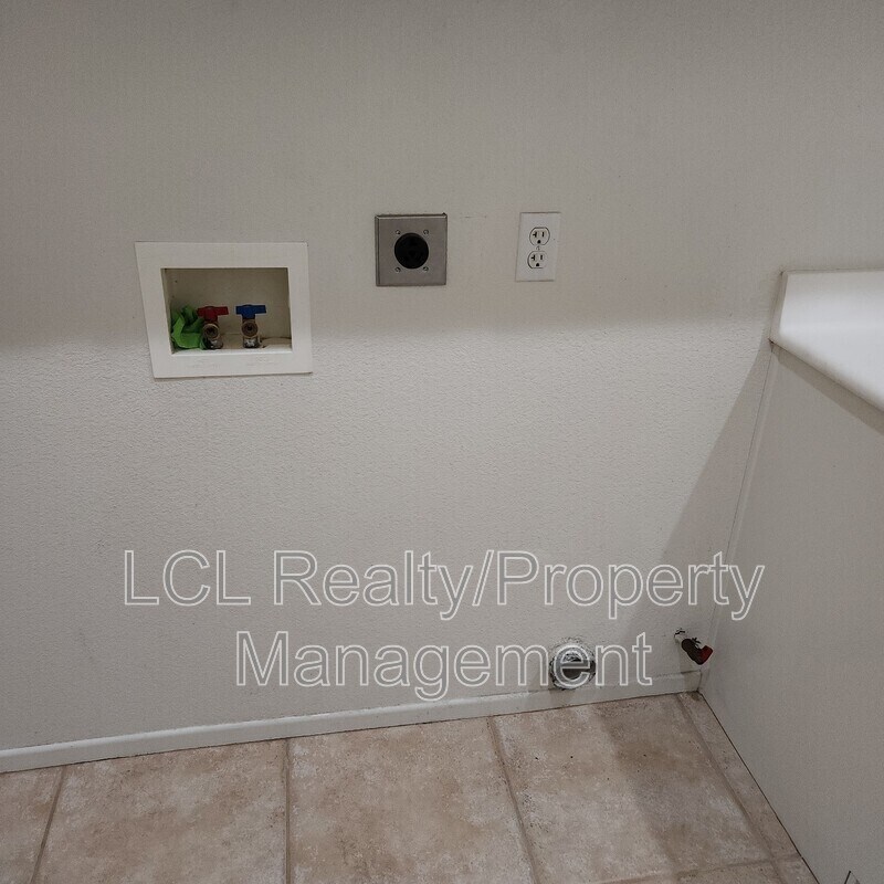 Building Photo - 28650 Shady Brook Dr