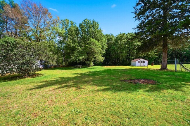 Building Photo - Charming 2BR Ranch with Spacious Yard & Ample Parking