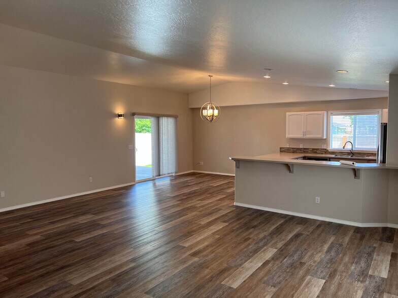 Building Photo - 1206 N 6th St