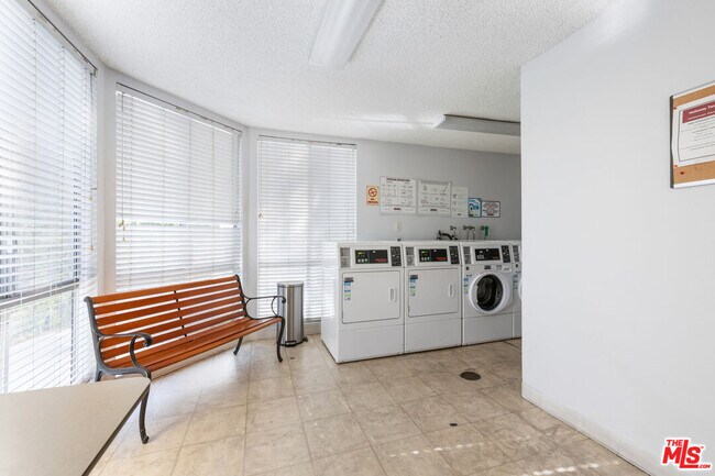 Building Photo - 8530 Holloway Dr