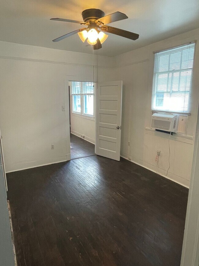 Building Photo - 2BD/1BA Shotgun w/ Huge Sunroom and Backyard