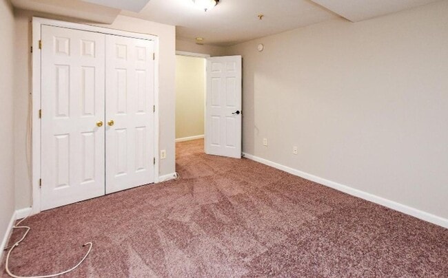 Building Photo - Renovated 3-Bedroom Apartment in Prime SE ...