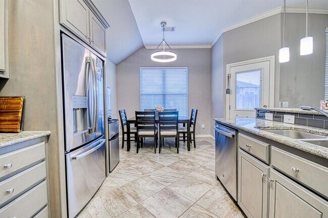 Building Photo - 2204 Alameda Park Dr