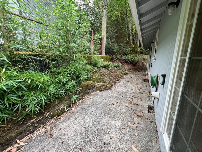 Building Photo - 3 Bed, 2 Bath with Garage in Sudden Valley