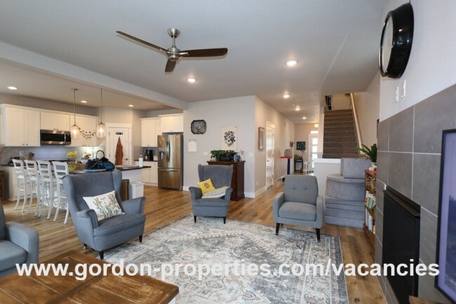 Building Photo - SE Golden Eagle Ln - 4 bedroom home in Hap...