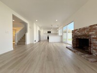 Building Photo - Remodeled 4 Bed 2 Bath Interior Location