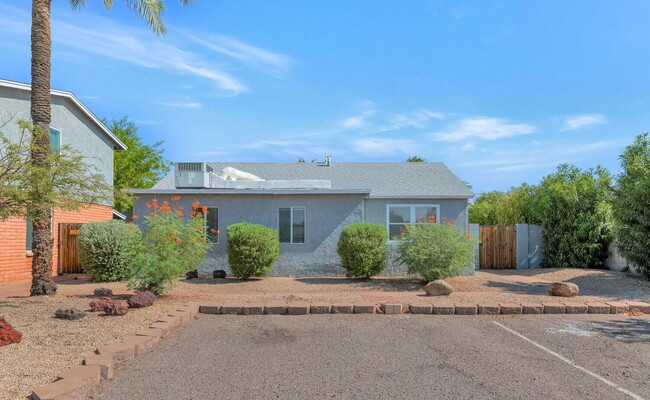 Building Photo - UPDATED PHOENIX RENTAL – 3 BED, 2 BATH NEA...