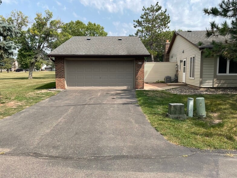 Huge green open space left of garage - 4702 Markham Pt