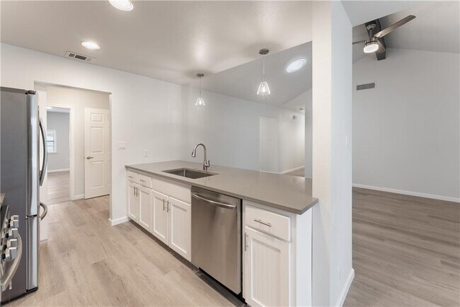 Building Photo - 707 Central Dr