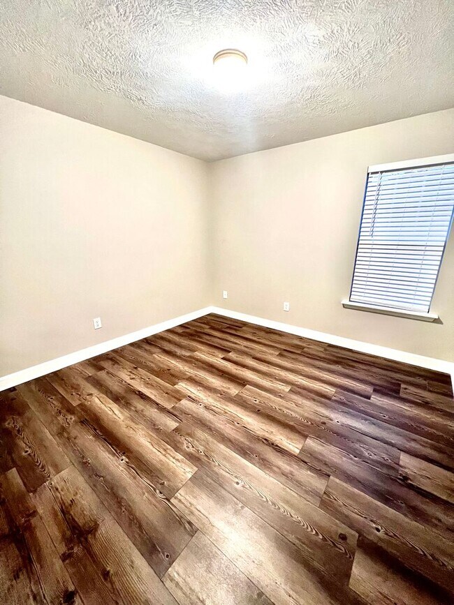 Building Photo - 702 Wickham Dr
