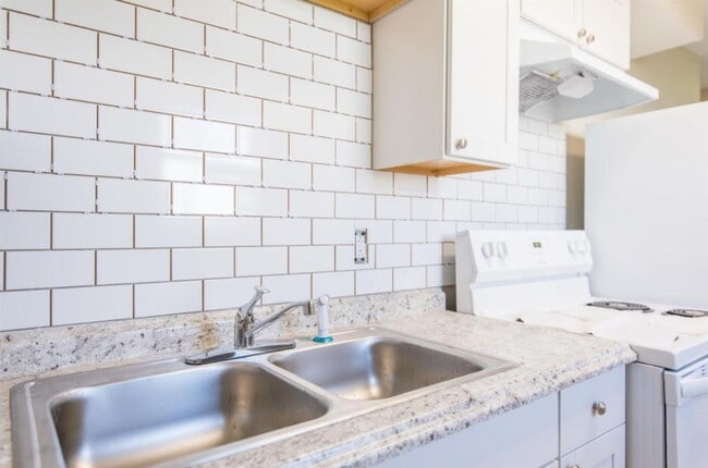 Building Photo - 431 Garden City Dr