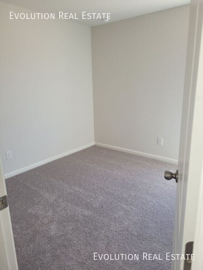 Building Photo - 505 W Hilquit Dr