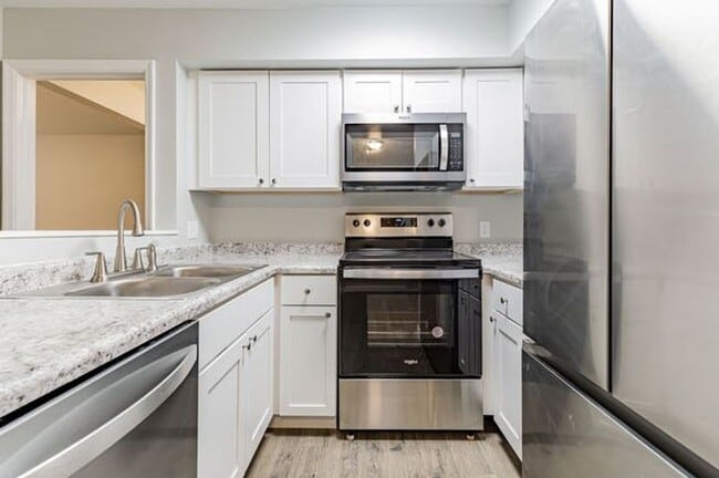 Building Photo - Two bedroom, two bath apartment with golf ...