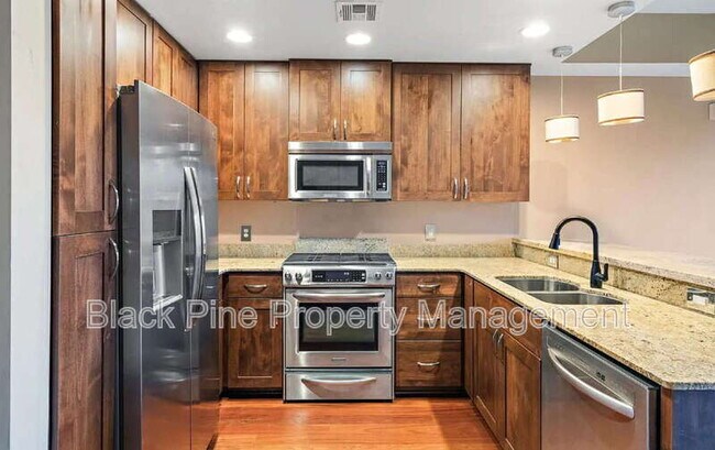 Building Photo - 323 W Jefferson St