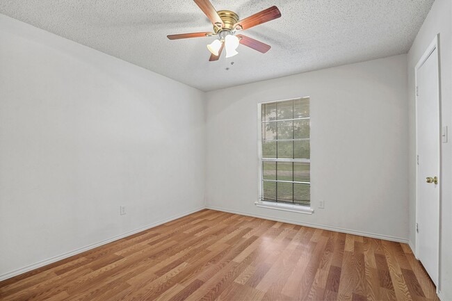 Building Photo - 219 E Pritchard Ln