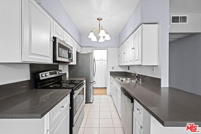 Building Photo - 12801 Moorpark St