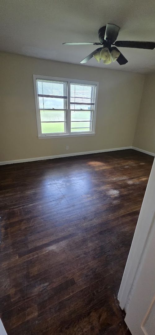 Building Photo - Three Bedroom, Two Bath