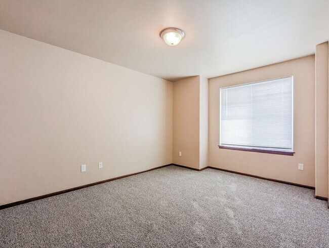 Building Photo - Spacious 4 bed/2.5bth Home W/ New Carpet &...