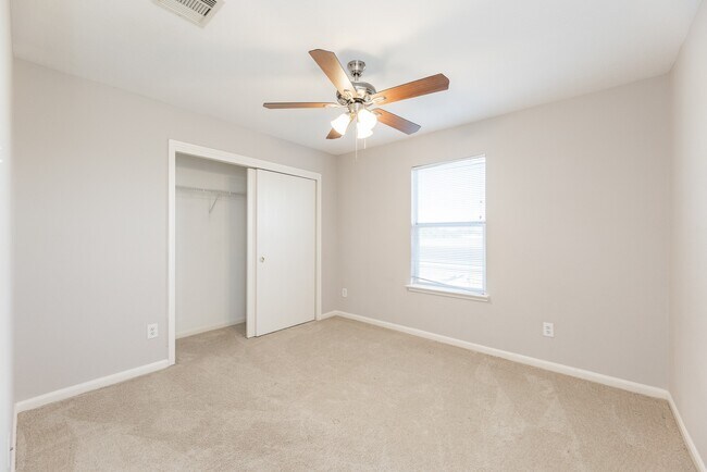 Building Photo - 1006 Vernage Rd