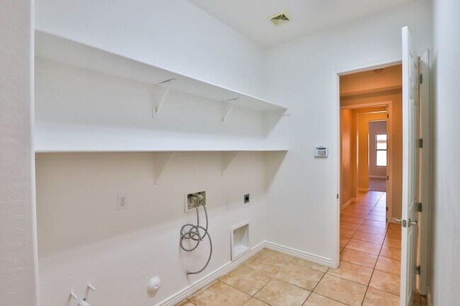 Building Photo - Beautiful Gilbert 4BR/2BA w/ RV Gate, Cove...