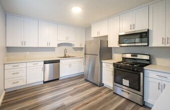 Building Photo - 2 Bed 1 Bath Remodeled Apartment in Long B...