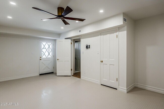 Building Photo - 5654 E Mesquite Ln