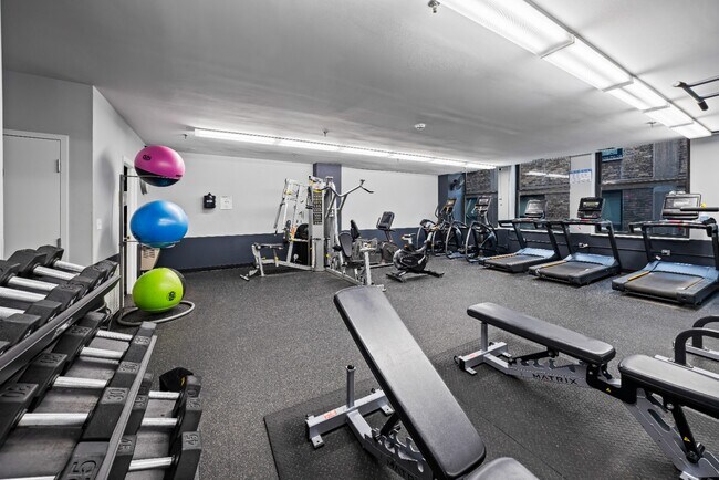 Building Photo - Unique & Extra Spacious Printers Row 1 Bed + Den! Over 900 Sq Ft! Ready for Move In!