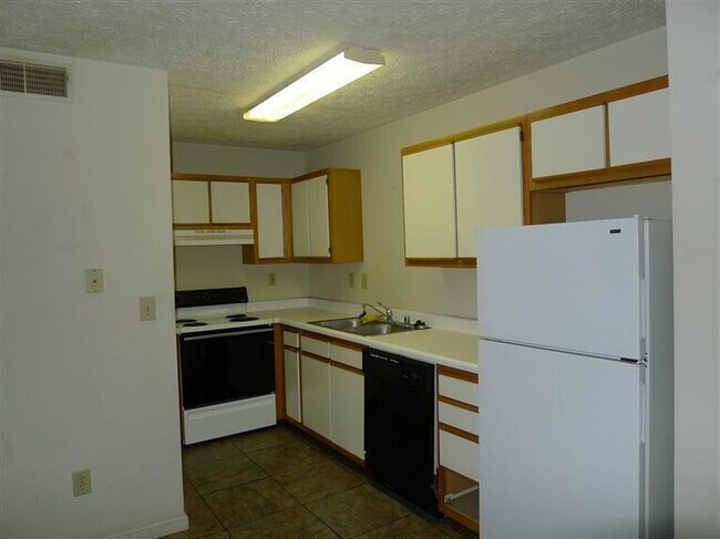 Building Photo - 1600 Alexandria Dr