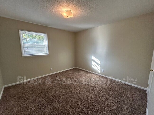 Building Photo - 110 Hedgecock Ave SW