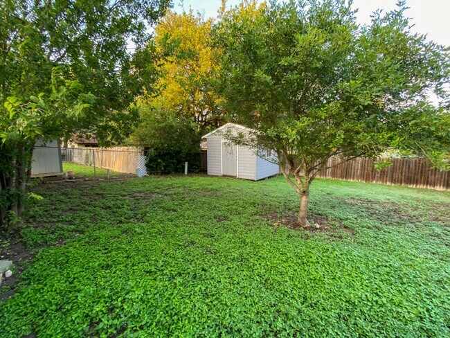 Building Photo - Adorable house on Large LOT 3 Bedroom 2 ba...