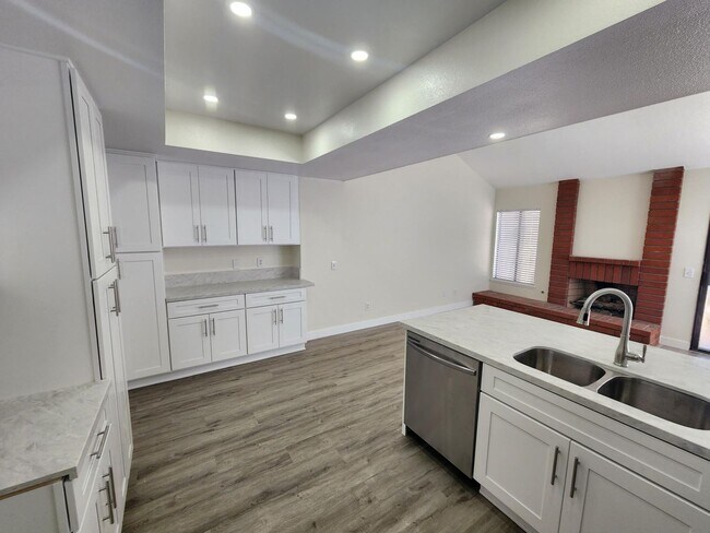 Building Photo - Beautiful: 3 Bedroom 2 Bath Single Family ...