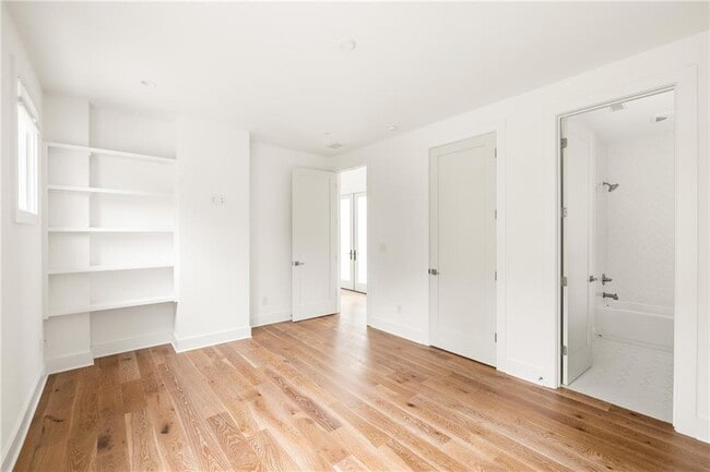 Building Photo - 10904 Serenbe Ln