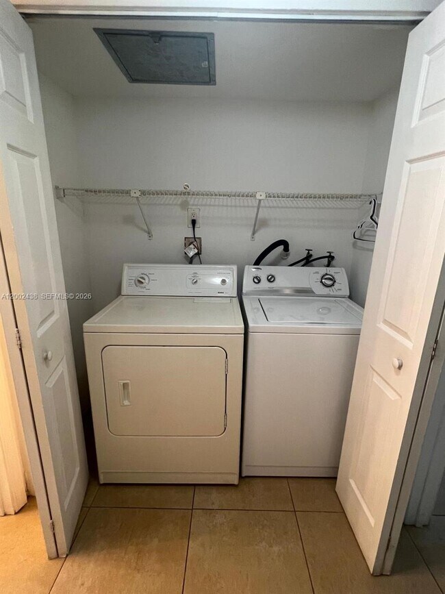 Building Photo - 8333 Lake Dr