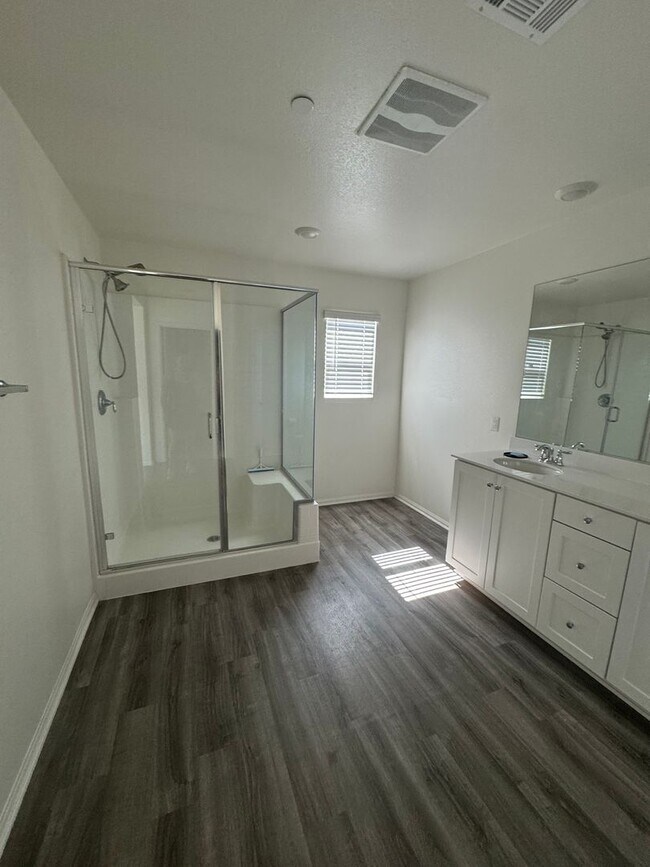 Building Photo - THIS HOME COMES WITH AN ADU