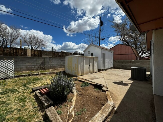 Building Photo - 908 Faye Pl NE