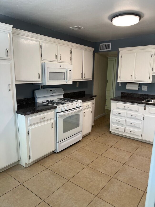 Building Photo - 4831 E Hampton St