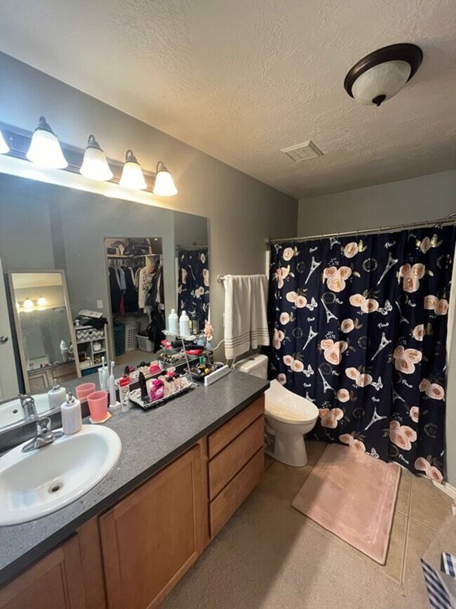 Building Photo - Saratoga Townhome