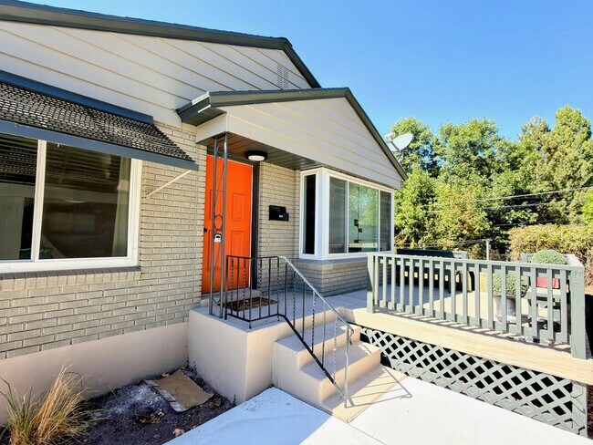 Building Photo - 1023 E Millbert Ave