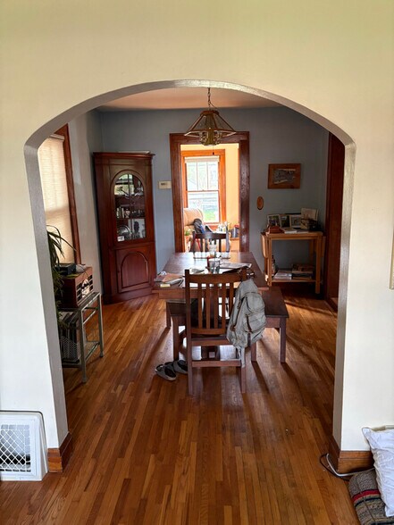 Building Photo - 944 E Mifflin St