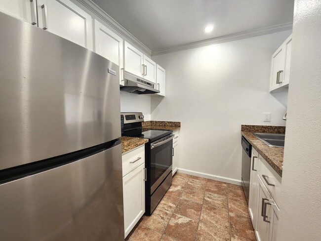 Building Photo - 1 Bedroom 1 Bath Remodeled Condo Available...