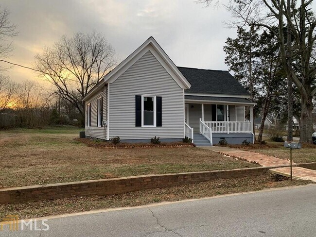 Building Photo - 6234 Collins St NE