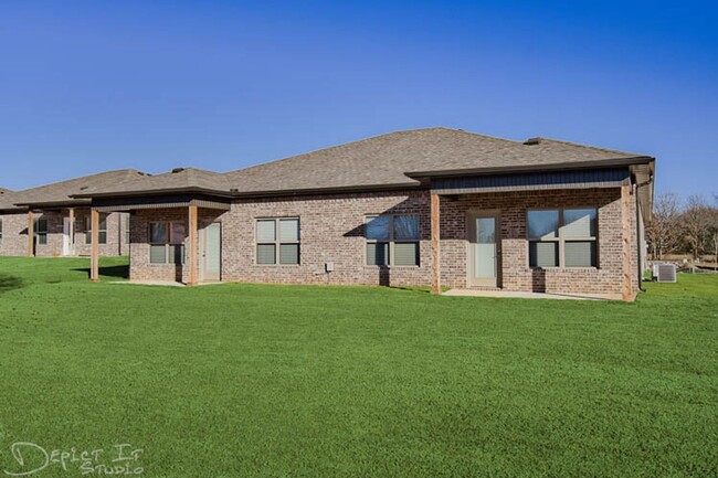 Building Photo - Big Creek Golf Course - 3 Bed 2 Bath Doubl...