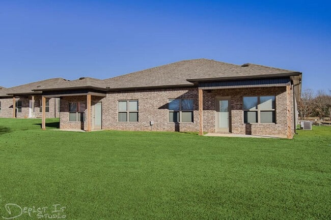 Building Photo - Big Creek Golf Course - 3 Bed 2 Bath Double Garage