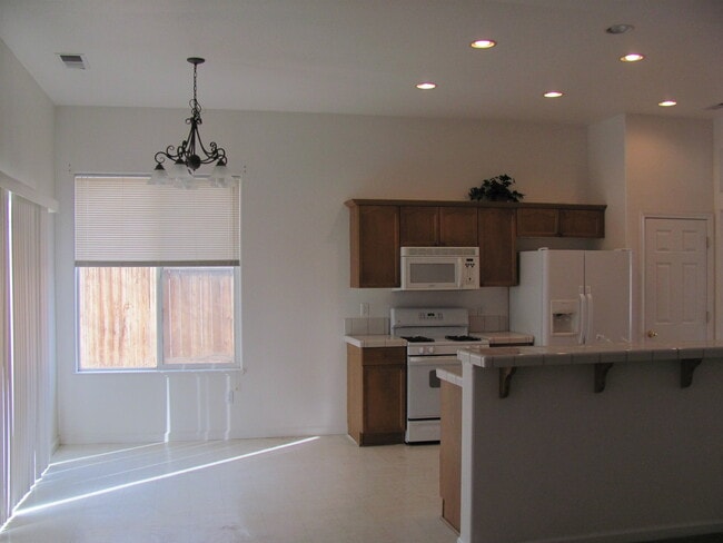 Building Photo - 930 Desert Breeze Way